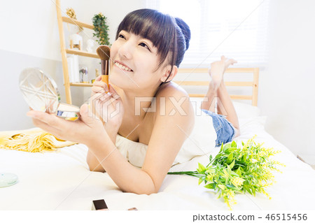 一件處女的女孩真正使用商業化風箏。一種生活方式。跨機構化,良好的情況。 一件處女的女孩真正使用商業化風箏。一種生活方式。跨機構化,良好的情況。 46515456