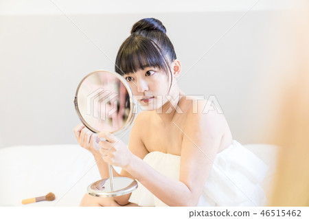 一件處女的女孩真正使用商業化風箏。一種生活方式。跨機構化，良好的情況。 46515462