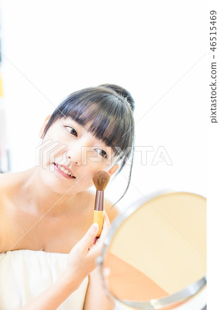 一件處女的女孩真正使用商業化風箏。一種生活方式。跨機構化，良好的情況。 46515469