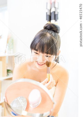 一件處女的女孩真正使用商業化風箏。一種生活方式。跨機構化,良好的情況。 一件處女的女孩真正使用商業化風箏。一種生活方式。跨機構化,良好的情況。 46515470