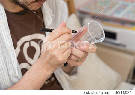 A man drawing a picture on a glass 46516024