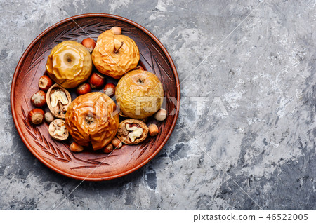Baked apples with nuts 46522005