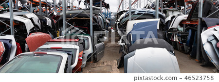 Racks with auto parts. 46523758