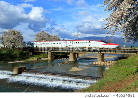 Akita Shinkansen-Shinkansen Komachi that goes through Akita Road in full bloom 46524081