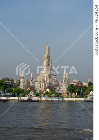 黎明寺寺廟在曼谷,泰國垂直的構成 黎明寺寺廟在曼谷,泰國垂直的構成 46524254