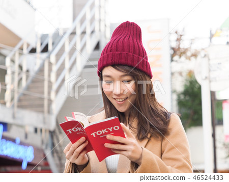 拿著東京的微笑的婦女指南 拿著東京的微笑的婦女指南 46524433