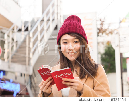 拿著東京的微笑的婦女指南 拿著東京的微笑的婦女指南 46524434