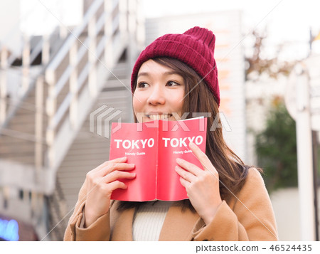 拿著東京的微笑的婦女指南 拿著東京的微笑的婦女指南 46524435