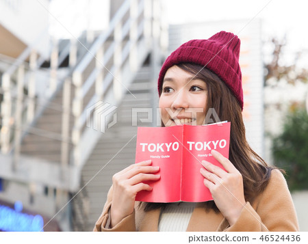 拿著東京的微笑的婦女指南 拿著東京的微笑的婦女指南 46524436