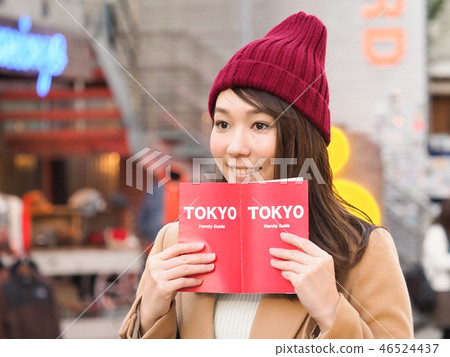 拿著東京的微笑的婦女指南 拿著東京的微笑的婦女指南 46524437