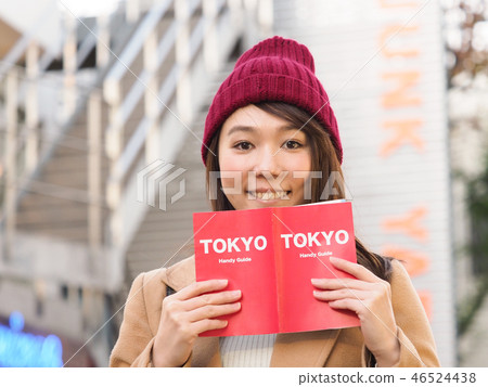 拿著東京的微笑的婦女指南 拿著東京的微笑的婦女指南 46524438