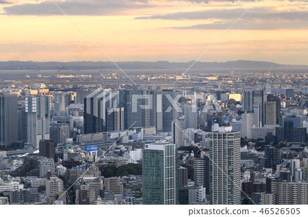日本的東京都市風景在品川，高輪網關站建設中的高層建築（左側的畫面），羽田機場等。 46526505