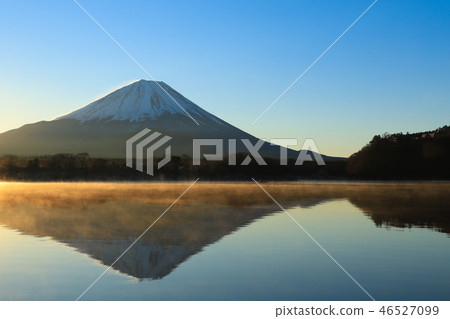 富士湖與蒸汽霧 46527099