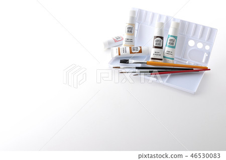 Palette and paint 46530083