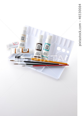Palette and paint 46530084