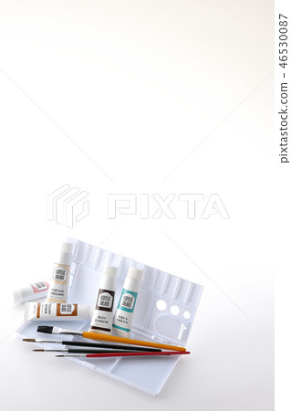 Palette and paint 46530087