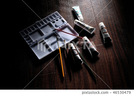 Palette and paint 46530479