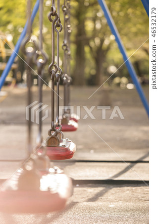 A playground equipment for children's swing that is shaped like a castle in Asukayama Park, which was created in Tokugawa Yoshimune to enjoy viewing of flowers. 46532179