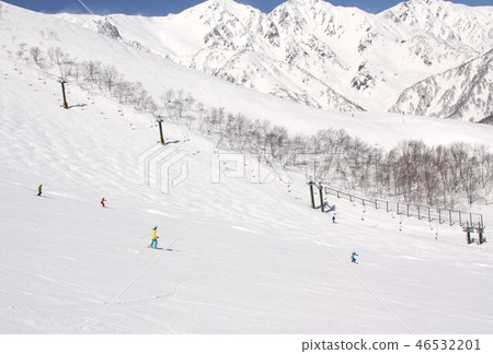 長野縣白馬村的滑雪勝地，背面是陽光明媚的北阿爾卑斯山白馬山山背景 46532201