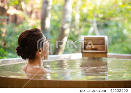 沐浴溫泉旅行圖像的資深婦女露天浴 46532900