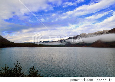 12月冬天的天空和Shoji湖(山梨縣) 12月冬天的天空和Shoji湖(山梨縣) 46536018