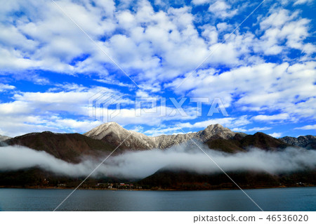 12月冬天的天空和Shoji湖(山梨縣) 12月冬天的天空和Shoji湖(山梨縣) 46536020