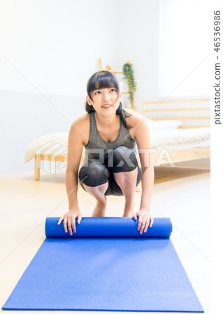 A single female girlfriend living in a room. Crawling individual female students ready to go to work, 瑜碊, immediate start movement. Crawling life style. Fertilizer reduction, rearing. 46536986