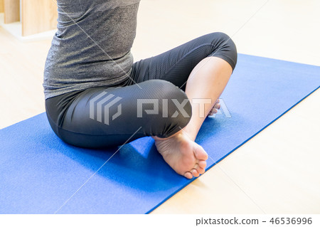 A single female girlfriend living in a room. Tadashi Azafusa, sitting. Crawling movement Yare one religious belief. Fertilizer reduction, rearing. 46536996