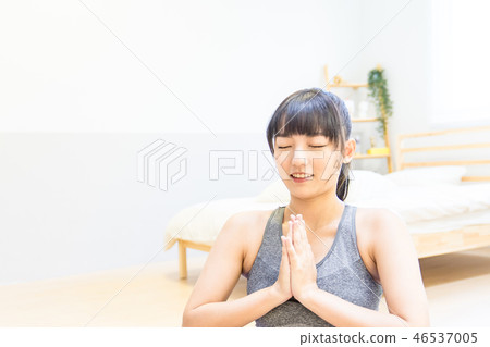 居住在屋子裡的一個單身女性女朋友。 Tadashi Azafusa，坐著。爬行運動Yare的一種宗教信仰。減肥，飼養。 46537005