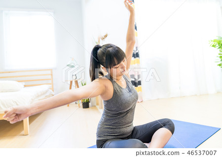 居住在屋子裡的一個單身女性女朋友。 Tadashi Azafusa，坐著。爬行運動Yare的一種宗教信仰。減肥，飼養。 46537007