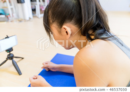 A single female girlfriend living in a room. Crawling individual movement support exercise. Permeability reduction. Hand machine for simultaneous exercise. 46537030