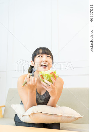 一名女學生住在辦公室。營養，健康和美食家。 Saya兼容適合瘦身減少生育女學生。 46537051