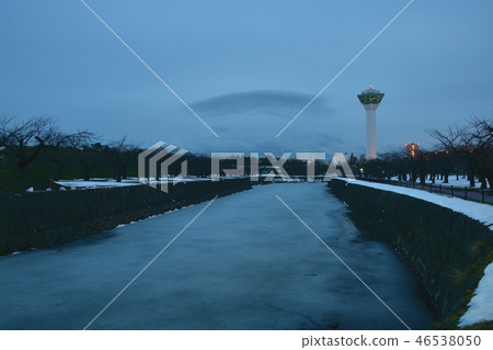 在日出前拍攝北海道函館五棱郭公園的五棱郭塔的風景 在日出前拍攝北海道函館五棱郭公園的五棱郭塔的風景 46538050