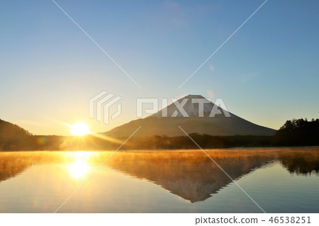 日本的黎明富士山和太阳 图库照片