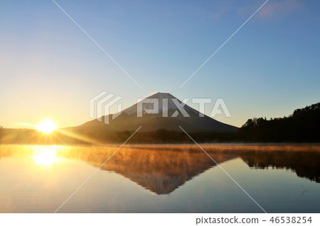 Japan's dawn Mt Fuji and the sun 46538254