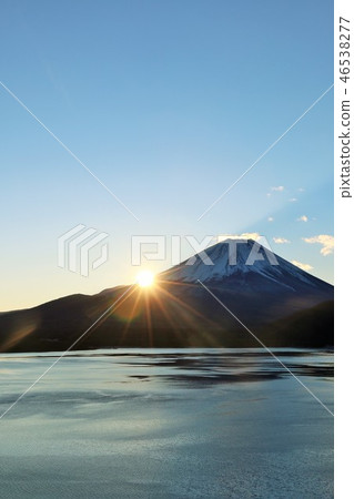 日本的黎明富士山和太阳 图库照片