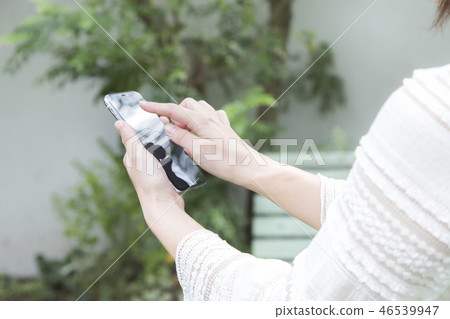 使用智能手機的女人身體部位零件切不露面 使用智能手機的女人身體部位零件切不露面 46539947