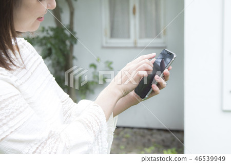 使用智能手機的女人身體部位零件切不露面 使用智能手機的女人身體部位零件切不露面 46539949