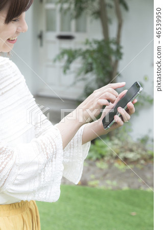 使用智能手機的女人身體部位零件切不露面 使用智能手機的女人身體部位零件切不露面 46539950