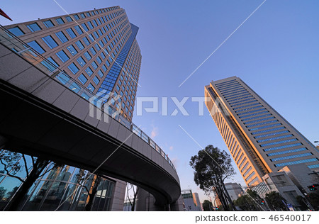 日本橫濱銀行總店大樓（左）和三菱重工橫濱大廈等的橫濱都市風景 46540017