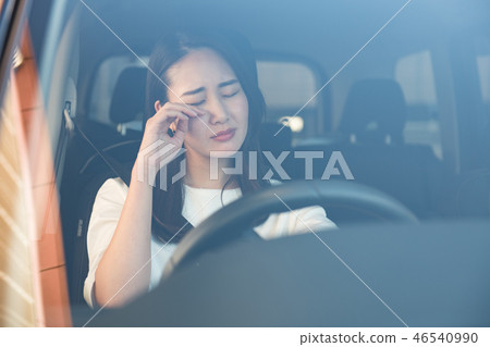 年輕的日本女人開車時困了 46540990