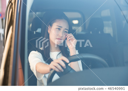 年輕的日本女人開車時困了 46540991