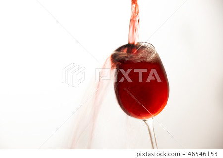 Pour the red wine into the glass Pour the red wine into the glass 46546153