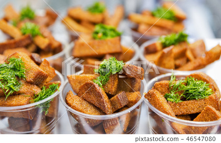 Rye bread garlic croutons with dill closeup 46547080