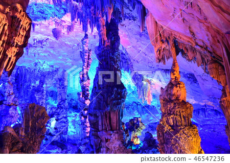 桂林的岩石洞穴 46547236