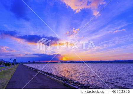 Lake Shinji in the morning glow 46553896