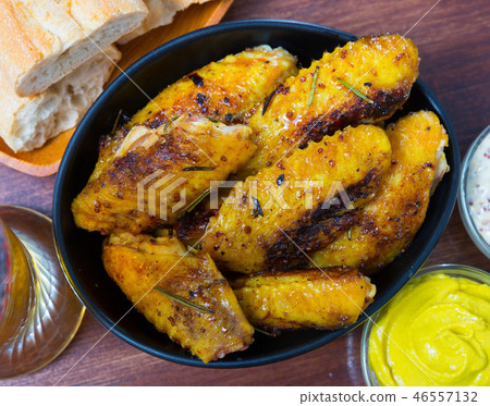 Crispy roasted chicken wings in black bowl Crispy roasted chicken wings in black bowl 46557132