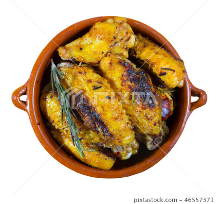 Top view of fried chicken wings in clayware Top view of fried chicken wings in clayware 46557371