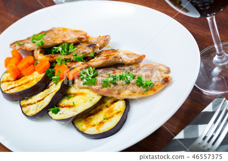 Grilled lamb chops with eggplant 46557375