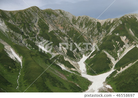 立山山脈大峽谷和馬薩達山遙遠的景色 立山山脈大峽谷和馬薩達山遙遠的景色 46558697
